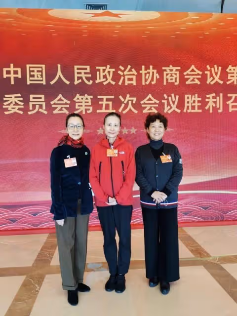 眾戲骨坐大巴出席會議！張凱麗換數套裝扮，成龍獲女性簇擁精神足