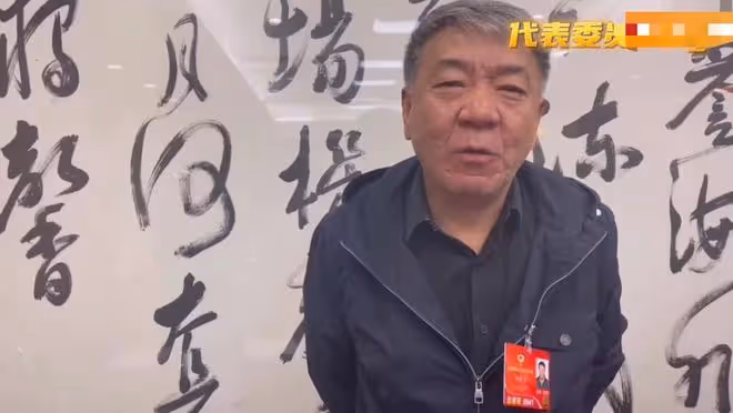 眾戲骨坐大巴出席會議！張凱麗換數套裝扮，成龍獲女性簇擁精神足