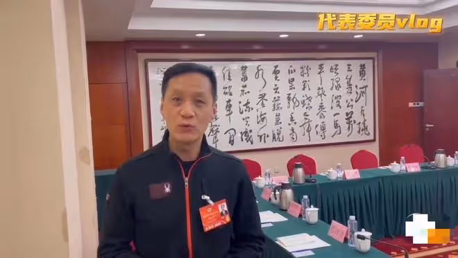 眾戲骨坐大巴出席會議！張凱麗換數套裝扮，成龍獲女性簇擁精神足