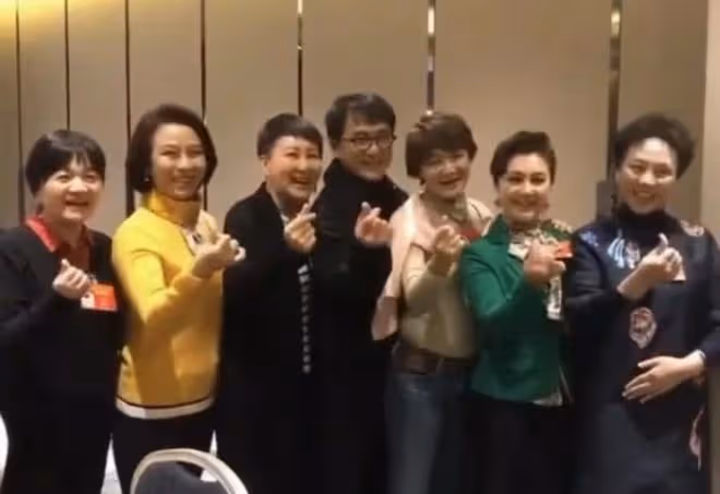 眾戲骨坐大巴出席會議！張凱麗換數套裝扮，成龍獲女性簇擁精神足