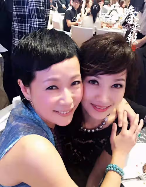 趙雅芝為葉童慶59歲生日！親密摟抱貼面親吻，再喊官人夢回白娘子