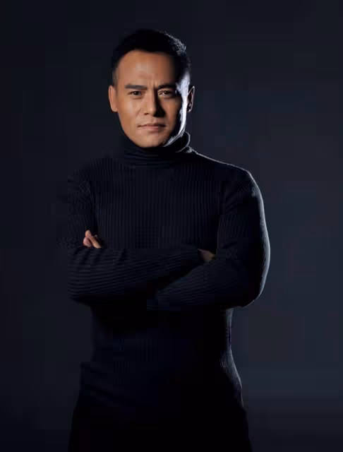 50歲戲骨黑子沒戲拍回鄉種地!在烈日下手拿鋤頭,種蠶豆笑容淳樸