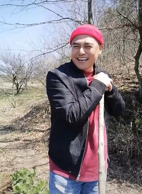 50歲戲骨黑子沒戲拍回鄉種地!在烈日下手拿鋤頭,種蠶豆笑容淳樸
