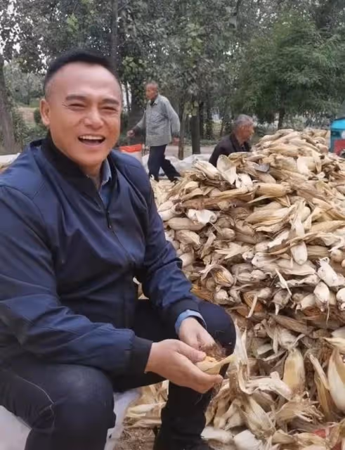 50歲戲骨黑子沒戲拍回鄉種地!在烈日下手拿鋤頭,種蠶豆笑容淳樸