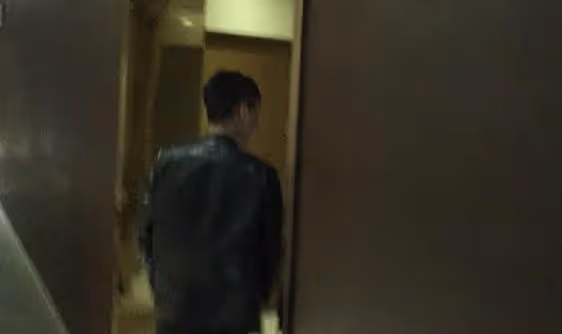 第一次見面之後,我主動敲開他酒店的房門,從酒店出來已是深夜