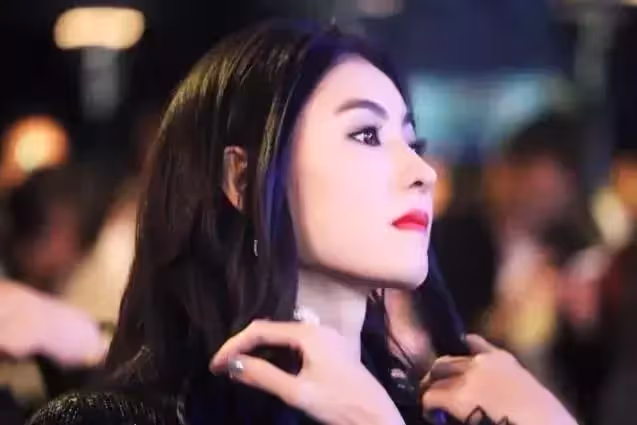 張柏芝18歲「學生照」火了!看清真實顏值後,略施粉黛嬰兒肥太搶鏡,網友:絕對的天生麗質