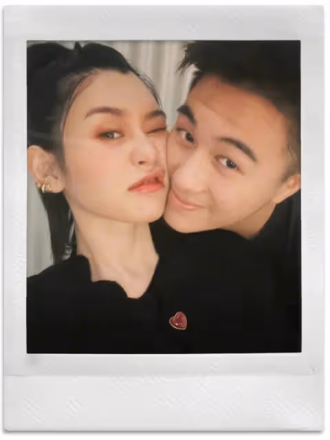 33歲奚夢瑤低調慶生,撇嘴與何猷君貼臉秀恩愛,二胎后豐腴似少女