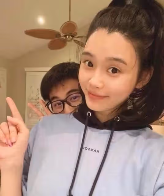 33歲奚夢瑤低調慶生,撇嘴與何猷君貼臉秀恩愛,二胎后豐腴似少女