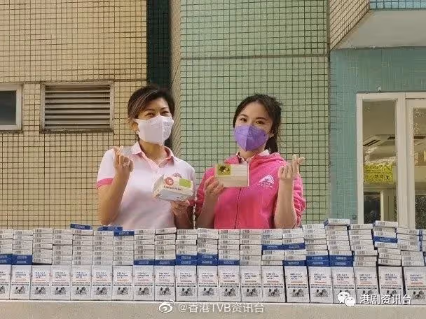 大隻型男陪出入！佘詩曼返港孝心照顧媽咪三餐