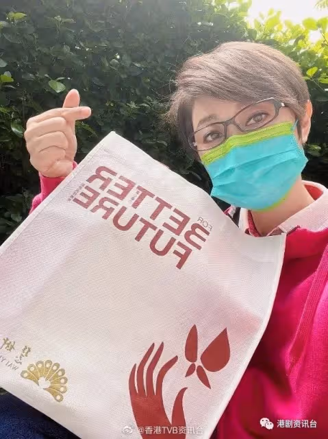 大隻型男陪出入！佘詩曼返港孝心照顧媽咪三餐