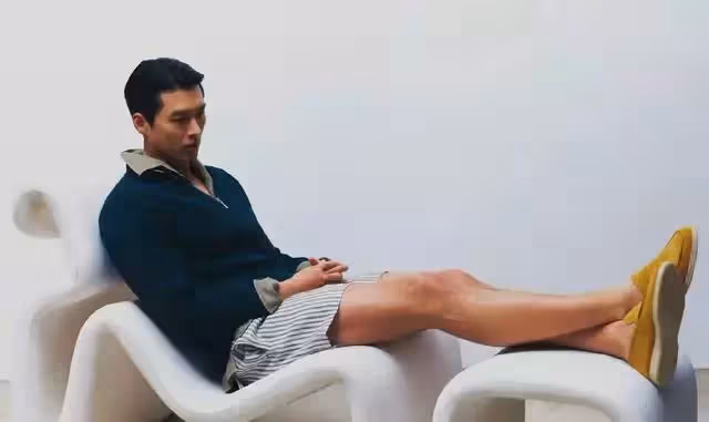 39歲玄彬官宣婚訊後首登大片!貼身衣衫秀胸肌,梳油頭超帥