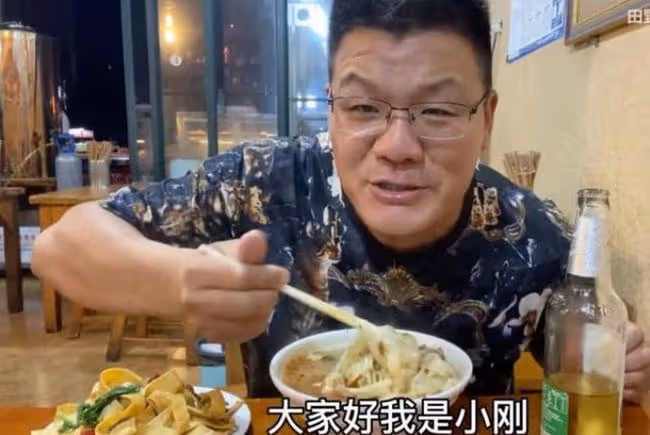 吃飯引百萬圍觀，影響力令奧迪服軟，為何母親去世卻拒絕粉絲饋贈
