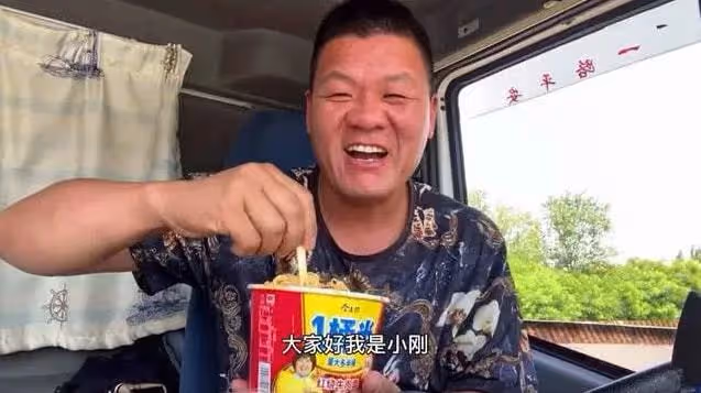 吃飯引百萬圍觀，影響力令奧迪服軟，為何母親去世卻拒絕粉絲饋贈