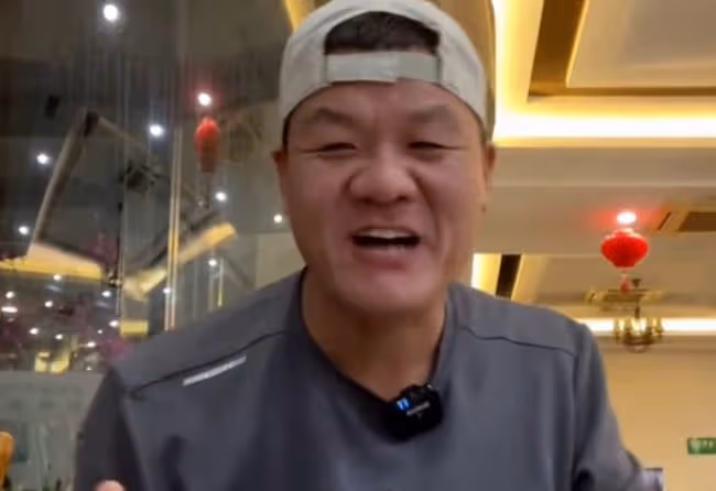 吃飯引百萬圍觀，影響力令奧迪服軟，為何母親去世卻拒絕粉絲饋贈