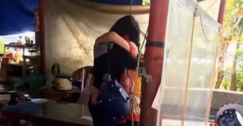 14歲的少女都沒來上學… 警方發現她在夜市賺錢「養活一家3口」受關心時抱阿嬤痛哭