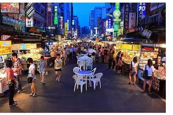 14歲的少女都沒來上學… 警方發現她在夜市賺錢「養活一家3口」受關心時抱阿嬤痛哭