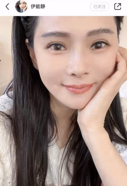 54歲伊能靜曬自拍,皮膚緊致零皺紋,與秦昊相差10歲像同齡人,網友:比實際年齡要年輕