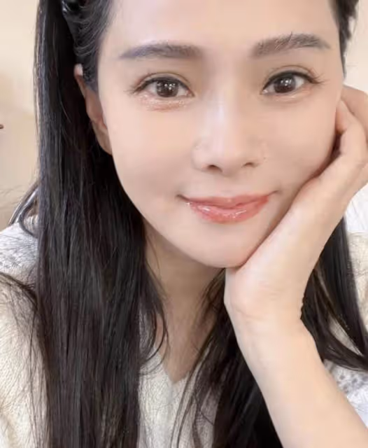 54歲伊能靜曬自拍,皮膚緊致零皺紋,與秦昊相差10歲像同齡人,網友:比實際年齡要年輕