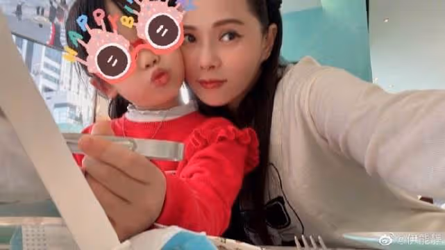 54歲伊能靜曬自拍,皮膚緊致零皺紋,與秦昊相差10歲像同齡人,網友:比實際年齡要年輕