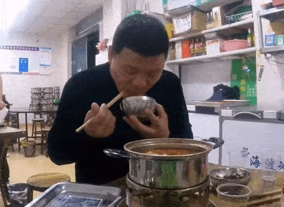 吃飯引百萬圍觀，影響力令奧迪服軟，為何母親去世卻拒絕粉絲饋贈