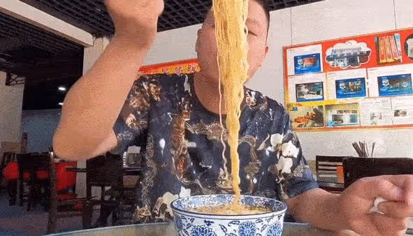 吃飯引百萬圍觀，影響力令奧迪服軟，為何母親去世卻拒絕粉絲饋贈