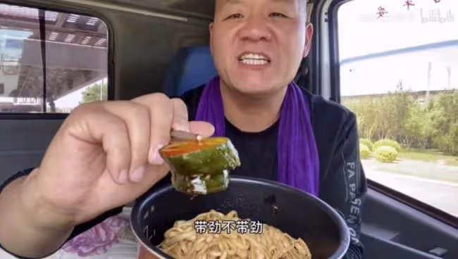 吃飯引百萬圍觀，影響力令奧迪服軟，為何母親去世卻拒絕粉絲饋贈