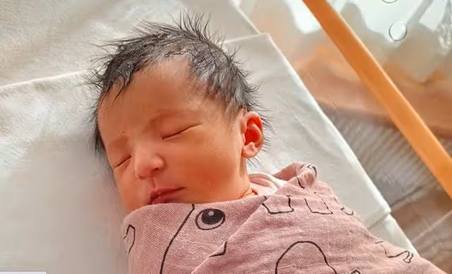 33歲女星生下混血女兒！寶寶鼻樑高挺被贊腿長，外籍老公全程陪產