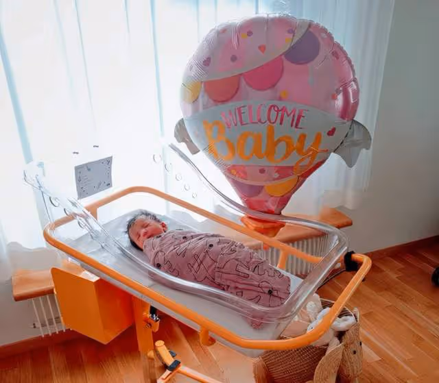33歲女星生下混血女兒！寶寶鼻樑高挺被贊腿長，外籍老公全程陪產
