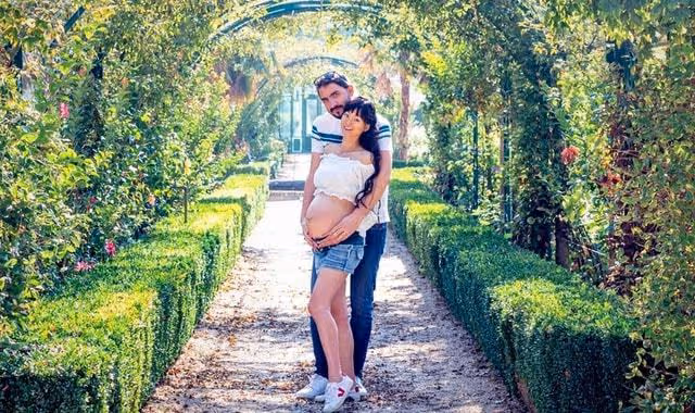 33歲女星生下混血女兒！寶寶鼻樑高挺被贊腿長，外籍老公全程陪產