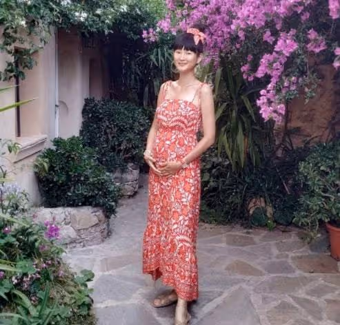 33歲女星生下混血女兒！寶寶鼻樑高挺被贊腿長，外籍老公全程陪產