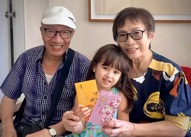TVB前知名老戲骨中風入院!左邊身體癱瘓,生活不能自理要坐輪椅