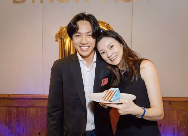 陳婷為18歲二兒子慶生,母子靠頭合照似姐弟,張藝謀忙工作未現身