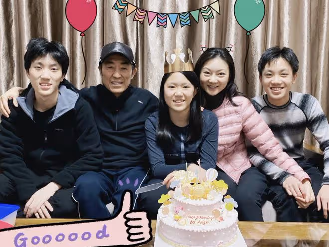 陳婷為18歲二兒子慶生,母子靠頭合照似姐弟,張藝謀忙工作未現身