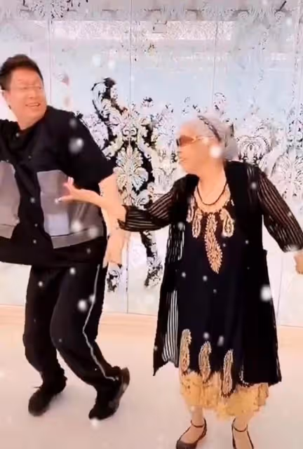 央視主持王為念悼念亡母！曬生前溫馨合照引淚目，哽咽喊話來生見