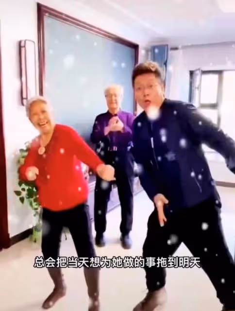 央視主持王為念悼念亡母！曬生前溫馨合照引淚目，哽咽喊話來生見