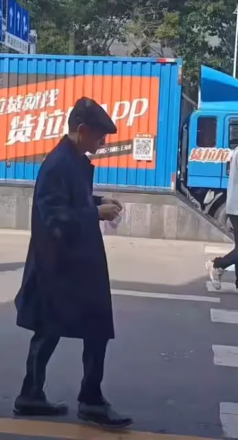 60歲劉德華現身街頭,酷勁十足大佬范兒