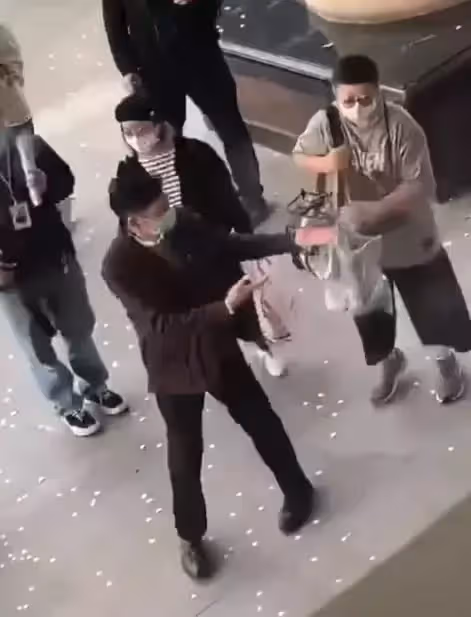 60歲劉德華現身街頭,酷勁十足大佬范兒