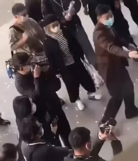 60歲劉德華現身街頭,酷勁十足大佬范兒