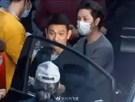 60歲劉德華現身街頭,酷勁十足大佬范兒