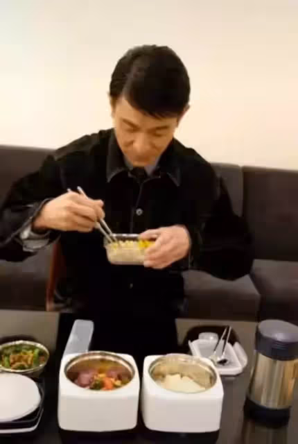 60歲劉德華現身街頭,酷勁十足大佬范兒