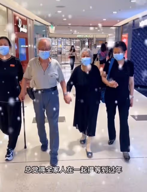 央視主持王為念悼念亡母！曬生前溫馨合照引淚目，哽咽喊話來生見