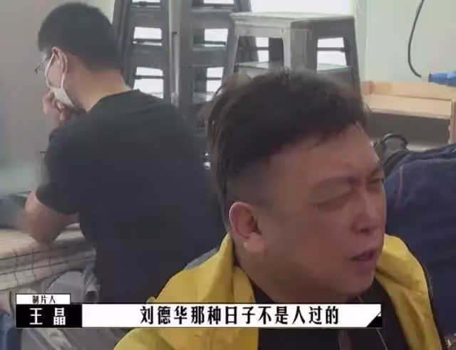 60歲劉德華現身街頭,酷勁十足大佬范兒