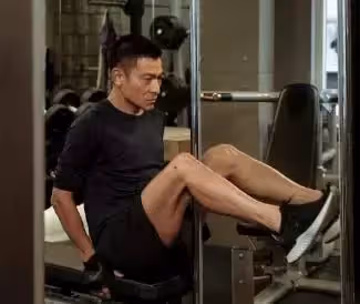 60歲劉德華現身街頭,酷勁十足大佬范兒
