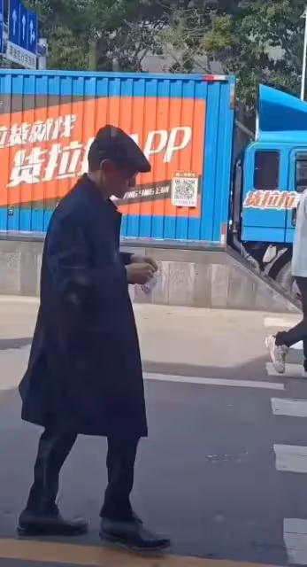 60歲劉德華街頭被圍觀!鼻樑高挺身形清瘦,引一旁路人激動尖叫