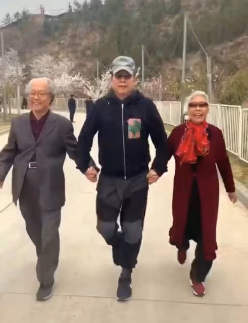 央視主持王為念悼念亡母！曬生前溫馨合照引淚目，哽咽喊話來生見