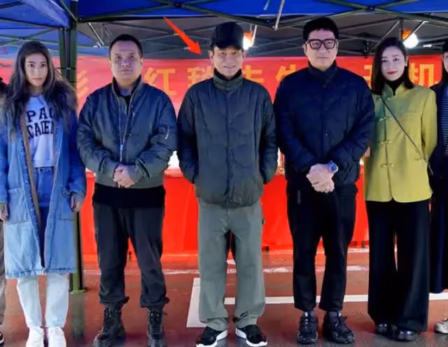 60歲劉德華街頭被圍觀!鼻樑高挺身形清瘦,引一旁路人激動尖叫