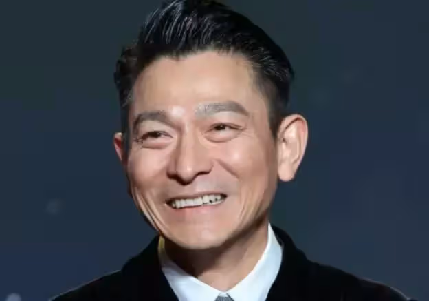 60歲劉德華街頭被圍觀!鼻樑高挺身形清瘦,引一旁路人激動尖叫