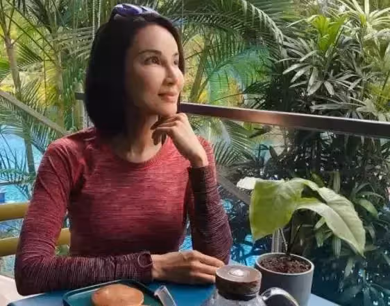 隱匿多年後「趙國公主」罕回歸!46歲鄭雪兒婚後甘心當繼母,對繼子女視如己「終身不孕」,如今11年過去信守承諾:女人當自強