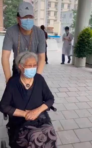 央視主持王為念悼念亡母！曬生前溫馨合照引淚目，哽咽喊話來生見