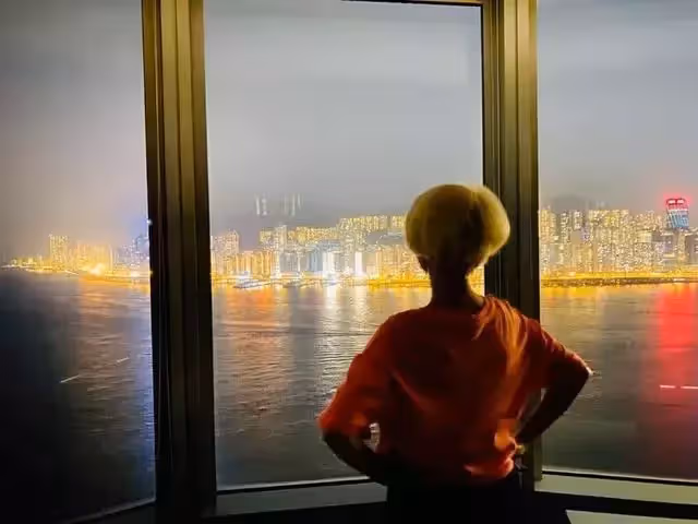 不靠男人《開心鬼》女星離婚靠自己賺上億身家,獨享270度全海景,嫁女霸氣贈2千萬嫁妝,黃色法拉利超搶眼